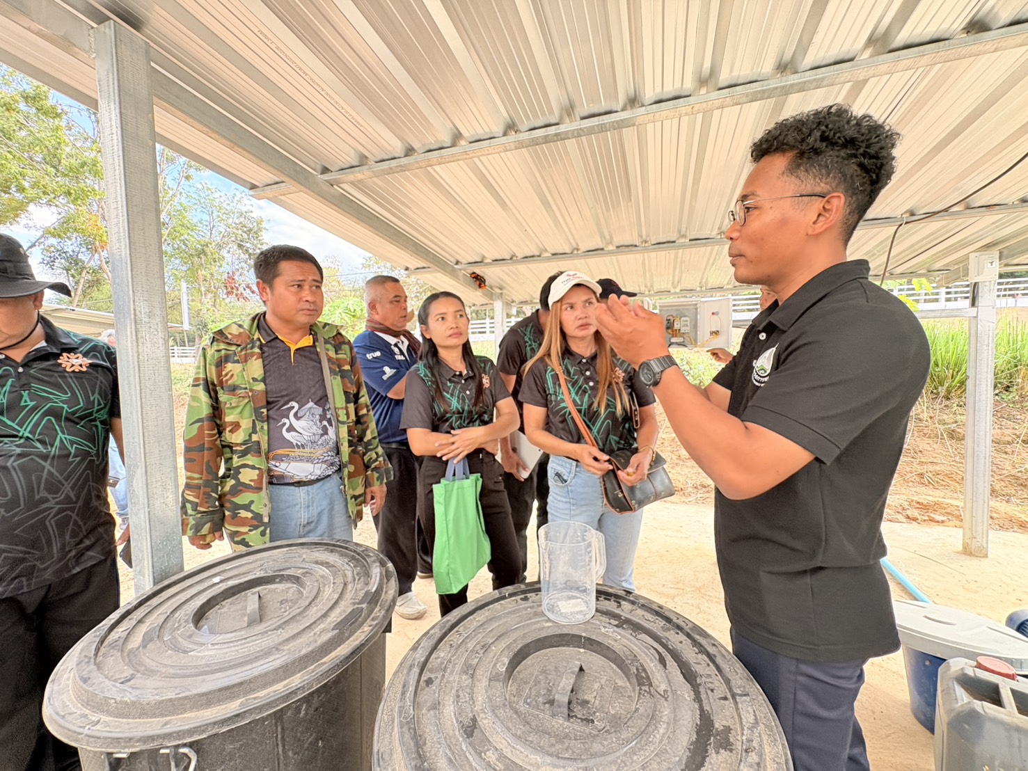 title - วันที่ 23 มกราคม 2569 นายประเสริฐ กาญจนเกียรติกุล ปฏิรูปที่ดินจังหวัดบุรีรัมย์ มอบหมายให้นายธงชัย ใจกล้า เจ้าหน้าที่ปฏิรูปที่ดิน นำเกษตรกรภายใต้โครงการพัฒนาเกษตรกรรมยั่งยืนในเขตปฏิรูปที่ดินจำนวน 11 ราย เข้าศึกษาดูงานสถานีวิจัยการเกษตรและพัฒนาโครงการหลวงโนนดินแดง